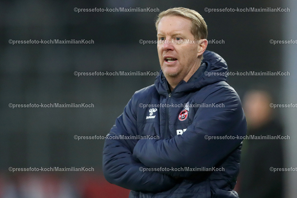 RWE06012402150 | 06.01.2024, Essen, Fußball, Herren, Stadion an der Hafenstraße, Testspiel, Rot-Weiss Essen – 1. FC Köln:  Cheftrainer Timo Schultz (1.FC Köln) steht bei seinem ersten Spiel als neuer Trainer mit verschränkten Armen am Spielfeldrand. 
DFB regulations prohibit any use of photographs as image sequences and or quasi-video.