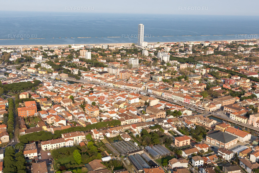 Vue aérienne: Vue de la ville à Cesenatico dans le département Forlì-Cesena, Italie. Photo: IMG_098442.jpg prise le 05/04/2017 par Werner Riehm/FLY-FOTO.eu – Résolution de l'original: 5059 x 3373 px