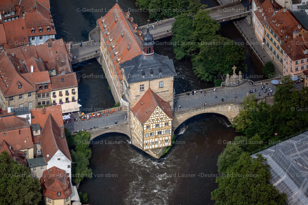 4060229 | BAMBERG 07.09.2021 Altstadtbereich und Innenstadtzentrum mit dem Alten Rathaus Bamberg zwischen Unterer Brücke und Oberer Brücke am Linken Regnitzarm in Bamberg im Bundesland Bayern, Deutschland. // Old Town area and city center with dem Alten Rathaus Bamberg between Unterer Bruecke and Oberer Bruecke on Linken Regnitzarm in Bamberg in the state Bavaria, Germany. Foto: Gerhard Launer