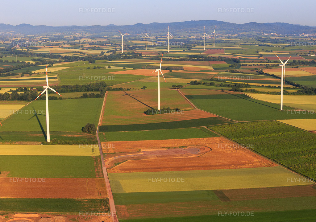 Luftbild: Repowering Windpark Minfeld. JUWI ersetzt vier Altanlagen (GE 1.5) aus 2004 durch zwei neue, modernen Anlagen vom Typ Vestas V162 mit je sechs Megawatt. in Minfeld im Bundesland Rheinland-Pfalz in Deutschland. Foto: IMG_148380.jpg vom 17.06.2025 durch Werner Riehm/FLY-FOTO.deWindpark Minfeld - JUWI