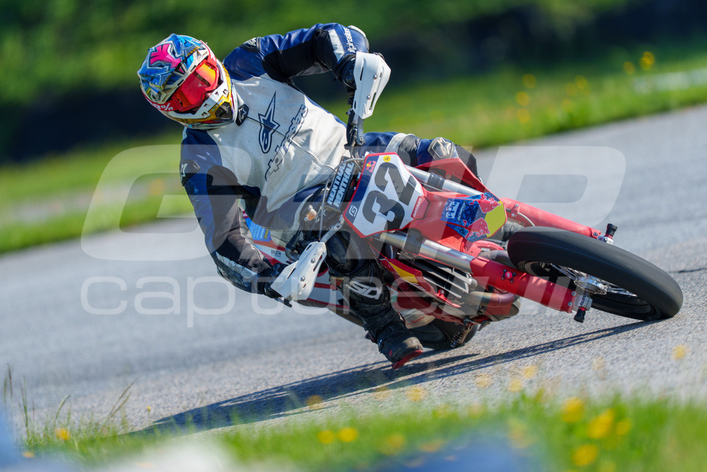 SuperMoto_Staatsmeisterschaft_Greinbach_024 | GRIPcapture steht für authentische Sportfotografie in Österreich – für Momente, die mehr sind als Geschwindigkeit oder Ergebnis. Es geht um Emotion, Spannung, Fokus und den Augenblick, der oft nur einen Wimpernschlag dauert.Ob Motorsport, Teamsport oder 
