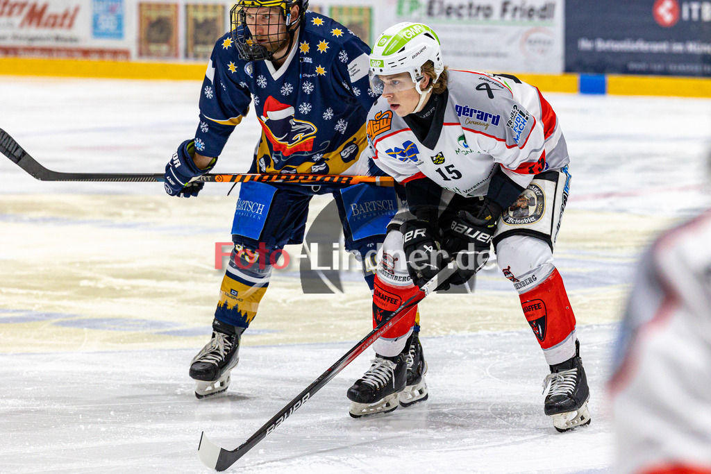TSV Peißenberg Miners vs ESC River Rats Geretsried | Eishockey Bayernliga 2023/2024, TSV Peißenberg Miners vs ESC River Rats Geretsried,
Warten auf den Bully,
2023-12-26 in Geretsried (Eisstadion)
15 Ryan MURPHY (Miners 15), 49 Tyler WISEMANN (River Rats 49)
Copyright: WolfgangxLindner foto-lindner.de