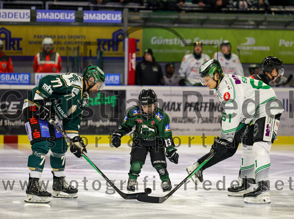 2026-01-02_013_TSV_Erding_gegen_Hoechstadt_Alligators | Erding, Deutschland, 02.01.2026:Eishockey, Oberliga Süd 2025 / 2026, 33. Spieltag, TSV Erding gegen Höchstadt Alligators, Endergebnis: 2:1Philipp Michl (Erding Gladiators, #77), Samuel Eriksson (Höchstadt Alligators, #61)Foto: Christian Riedel / fotografie-riedel.net