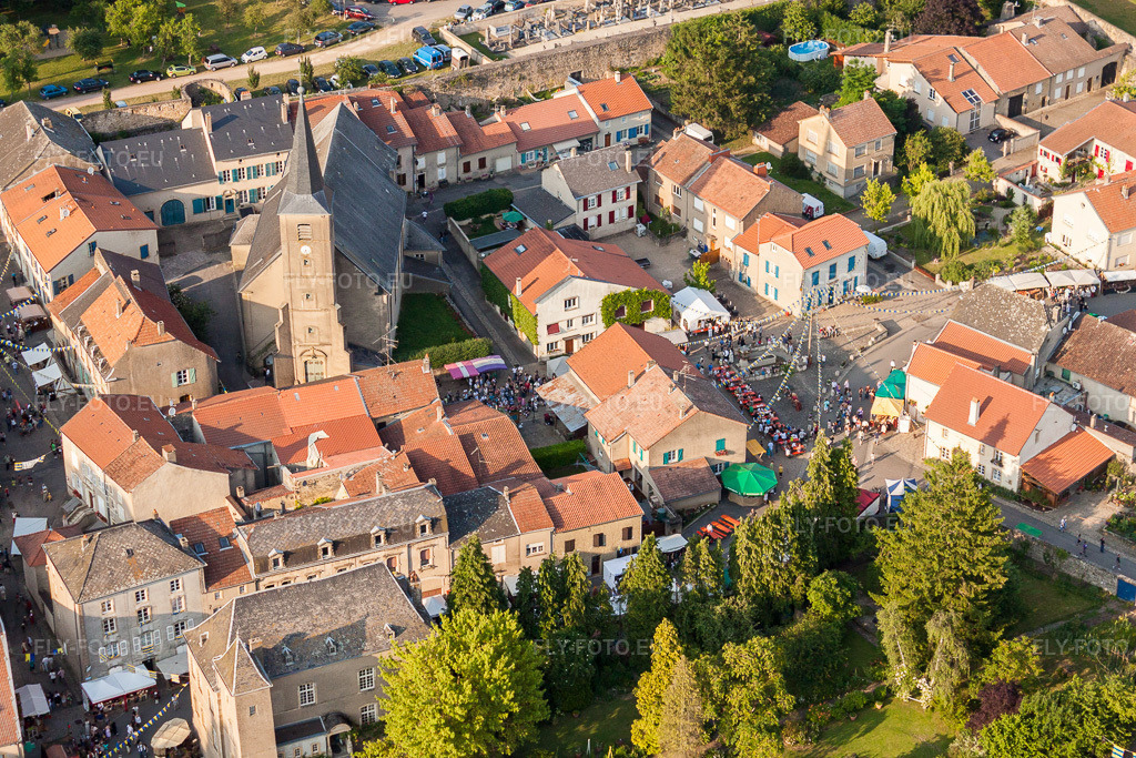 Vue aérienne: Marché médiéval à Rodemack dans le département Moselle, France. Photo: IMG_29494.jpg prise le 26/06/2010 par Werner Riehm/FLY-FOTO.eu – Résolution de l'original: 4752 x 3168 px