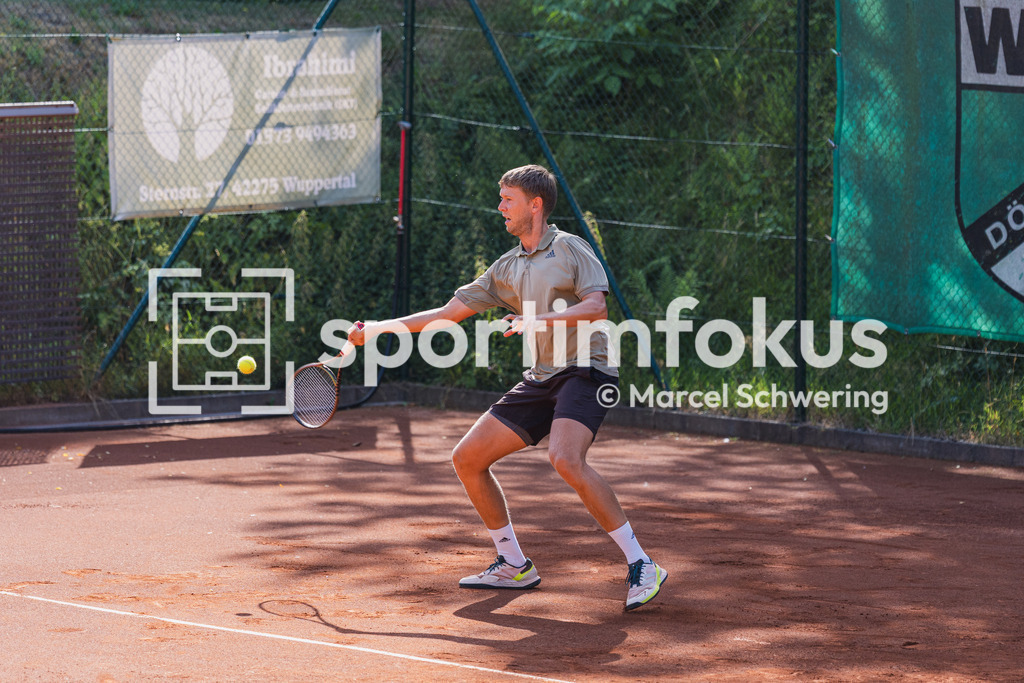 Wuppertaler Tennis-Stadtmeisterschaften | Jonas Poswiat (Solinger TC 1902) bei einer Vorhand. Herren-Finale der Wuppertaler Tennis-Stadtmeisterschaften, Wuppertal, 09.08.2026. - Realisiert mit Pictrs.com