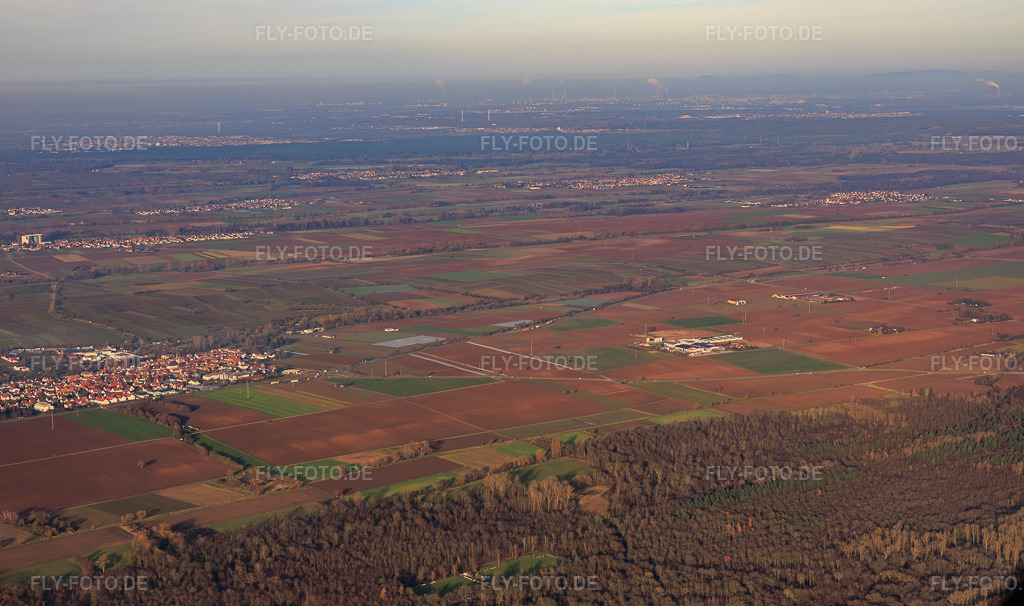 Luftbild: Winterliche Felder zwischen Zeiskam und Hochstadt aus Süden im Ortsteil Niederhochstadt in Hochstadt im Bundesland Rheinland-Pfalz in Deutschland. Foto: IMG_151983.jpg vom 12.12.2025 durch Werner Riehm/FLY-FOTO.de