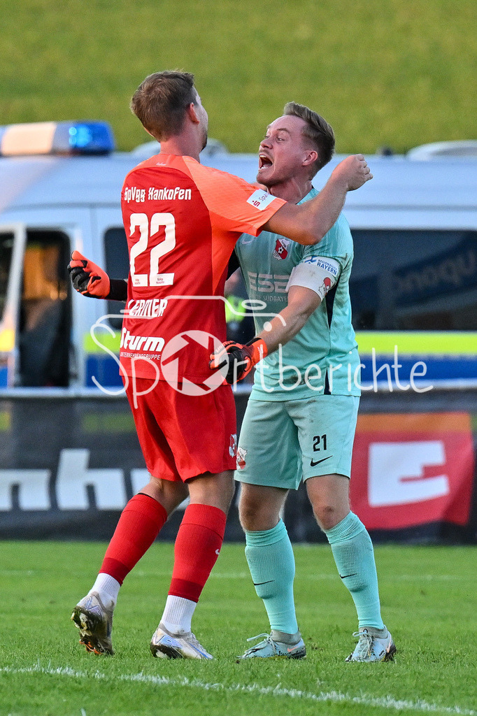 SpVgg Hankofen-Hailing - FC Bayern Amateure | Grenzenloser Jubel der Hausherren nach dem Heimsieg gegen den FC Bayern / Tobias LERMER (Spvgg #22) / Sebastian MAIER (SpVGG Hankofen-Hailing #1)  / Regionalliga Bayern: SpVgg Hankofen-Hailing - FC Bayern München II, Maierhofer-Bau Stadion am 20.09.2024
