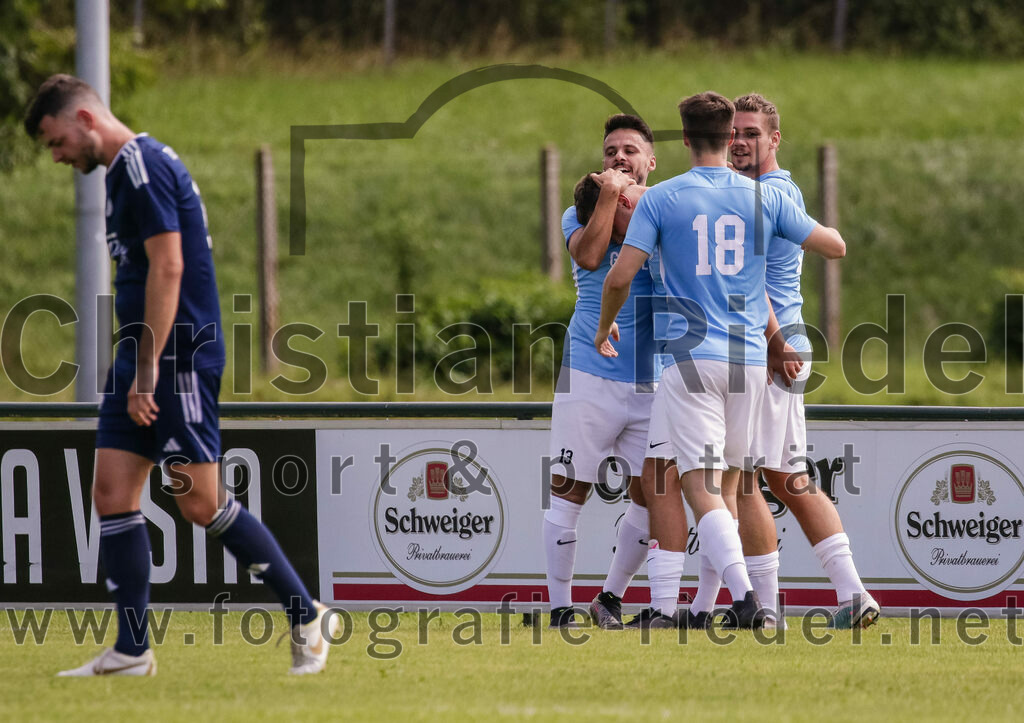2023-08-26_055_FC_Langengeisling_gegen_TuS_Raubling | Erding, Deutschland, 26.08.2023:
Fußball, Bezirksliga Oberbayern Ost 2023 / 2024, 6. Spieltag, FC Langengeisling gegen TuS Raubling, Endergebnis: 2:0

Jubel nach dem 1:0 durch David Riederle (FC Langengeisling, #14)
Maximilian Hintermaier (FC Langengeisling, #13), Paul Bucher (FC Langengeisling, #18), Maximilian Birnbeck (FC Langengeisling, #27)

Foto: Christian Riedel / fotografie-riedel.net