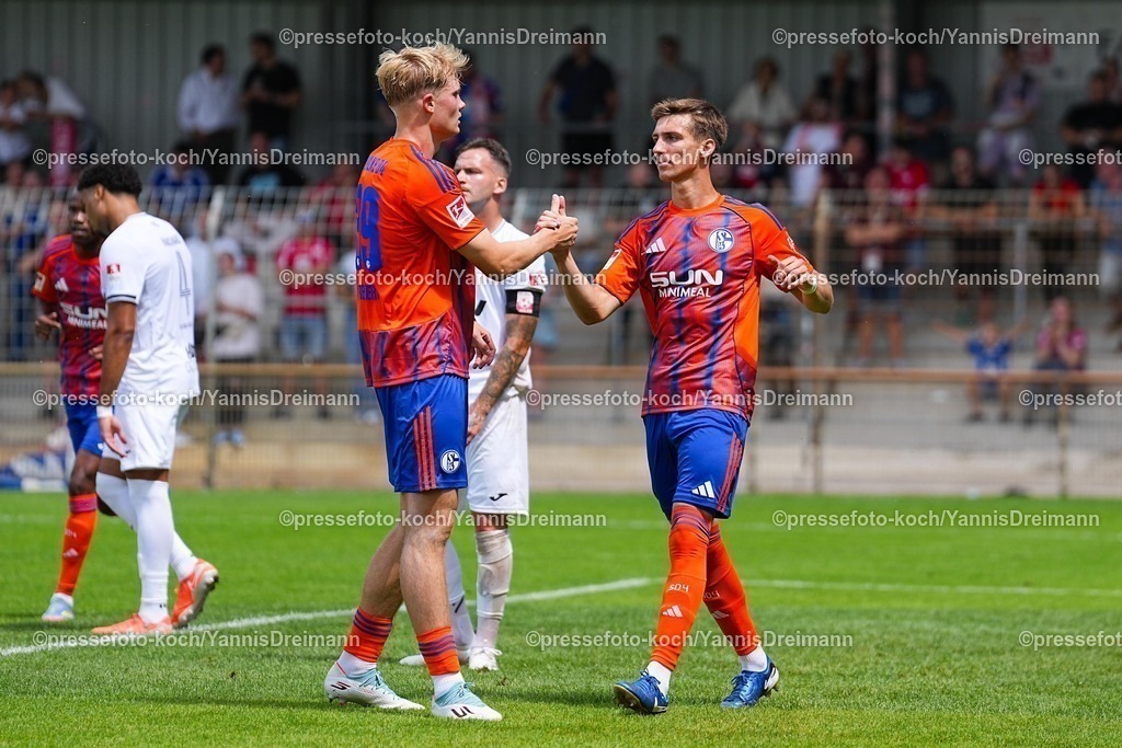 xYDR20072501009 | 20.07.2025, xydrx, Fußball, Rot Weiss Ahlen - FC Schalke 04, Testspiel, Wersestadion: Torjubel nach dem Tor zum 1:0 für den FC Schalke 04 durch Torschütze Felipe Sanchez (FC Schalke 04 #2) zusammen mit Peter Remmert (FC Schalke 04 #39)