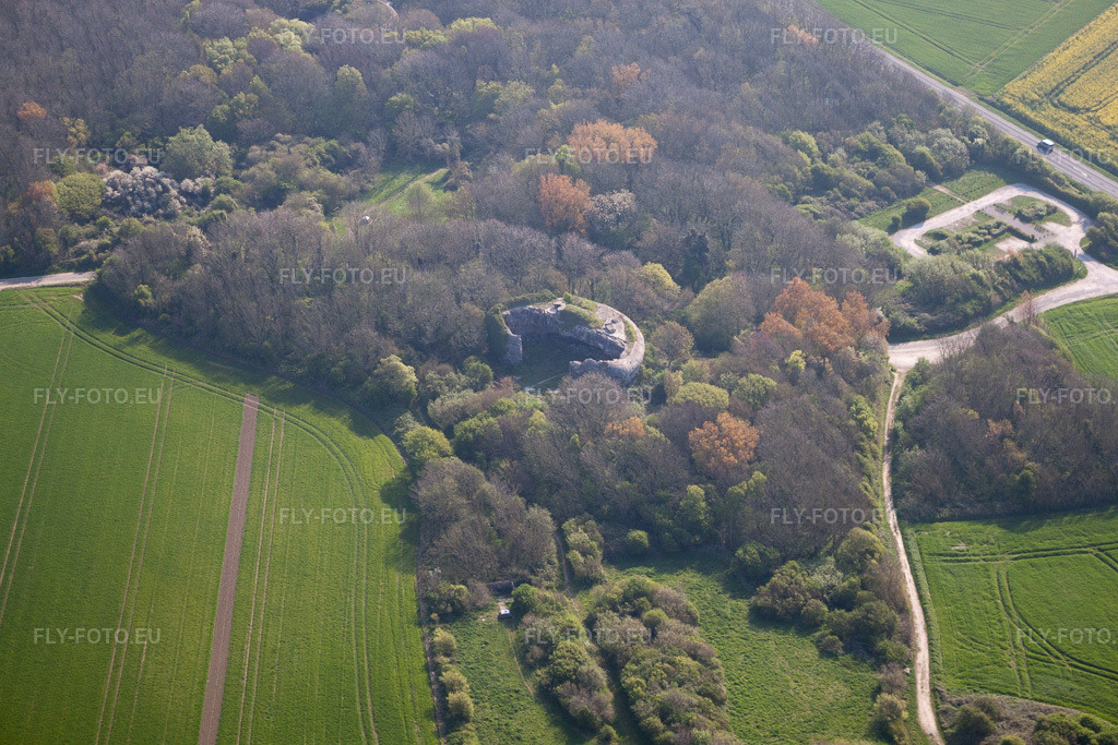 Vue aérienne: Bunker Batterie Todt en Nord-Pas-de-Calais Picardie à Audinghen dans le département Pas de Calais, France. Photo: IMG_40192.jpg prise le 18/04/2011 par Werner Riehm/FLY-FOTO.eu – Résolution de l'original: 4752 x 3168 px