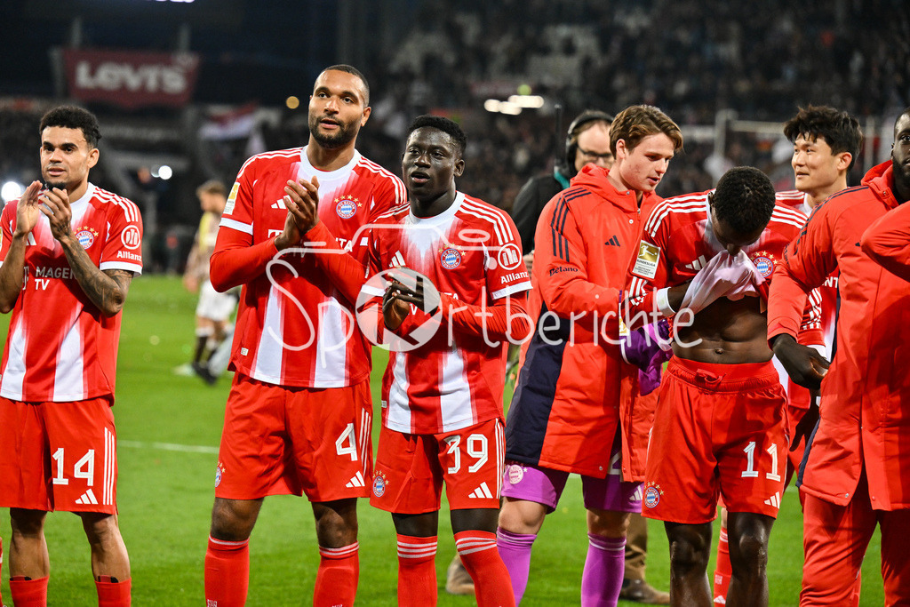 FC St. Pauli - FC Bayern München | ST. PAULI, DEUTSCHLAND - 11. APRIL: die Spieler der Bayern feiern zusammen mit Fans den Auswärssieg in Hamburg nach dem Bundesligamatch zwischen dem FC St. Pauli und dem FC Bayern München am 29. Spieltag im Millerntor Stadion / DFL REGULATIONS PROHIBIT ANY USE OF PHOTOGRAPHS AS IMAGE SEQUENCES AND/OR QUASI-VIDEO / Jonathan TAH (FC Bayern Munich 4), Bara NDIAYE (FC Bayer Munich 39)