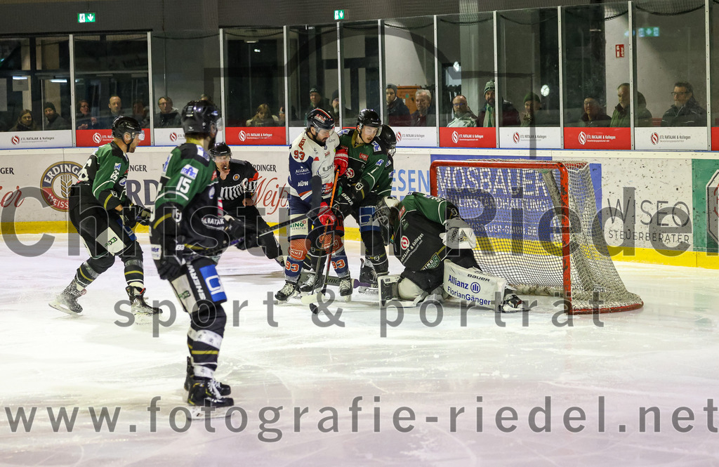 2023-03-03_024_TSV_Erding_gegen_ESC_Kempten | Erding, Deutschland, 03.03.2023:
Eishockey, Bayernliga Playoffs 2022 / 2023, Viertelfinale, TSV Erding gegen ESC Kempten, Endergebnis: 9:3

Lars Grözinger (ESC Kempten, #93), Sebastian Busch (Erding Gladiators, #11), Torwart Christoph Schedlbauer (Erding Gladiators, #31)

Foto: Christian Riedel / fotografie-riedel.net