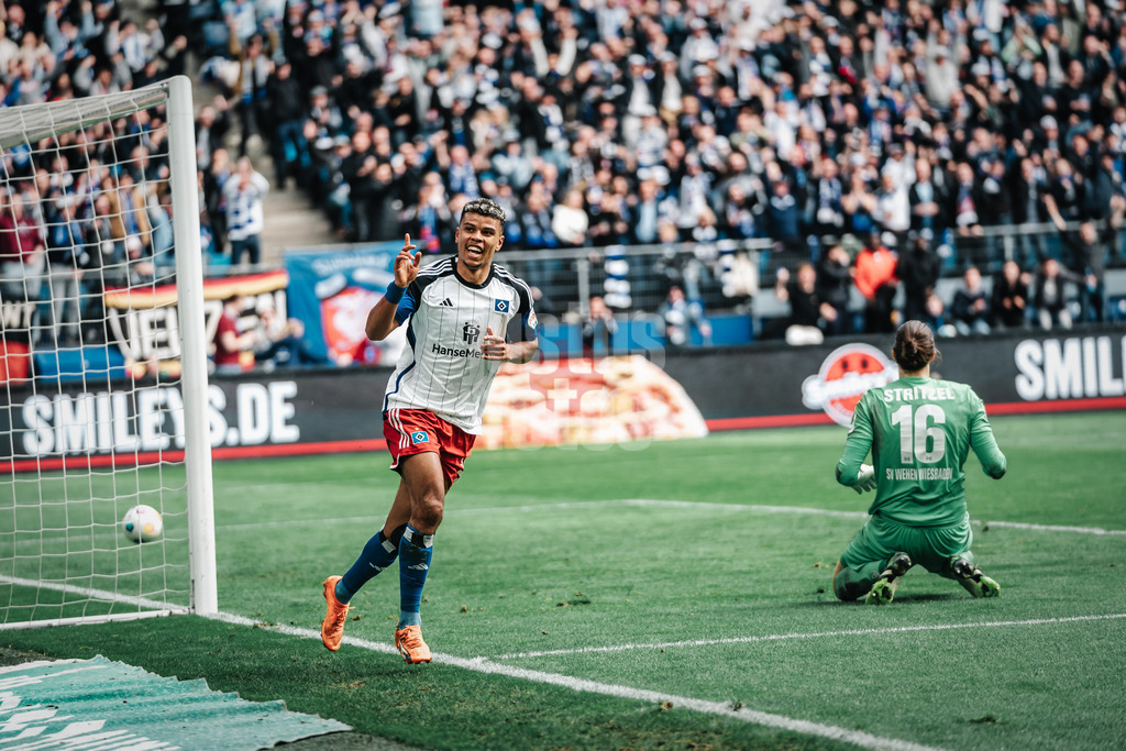 Fußball | Männer | Saison 2023/2024 | 2. Fußball-Bundesliga | 26. Spieltag | Hamburger SV vs. SV Wehen Wiesbaden | 17.03.2024 | Ransford Königsdörffer (#11, HSV) jubelt nach seinem 3:0 Tor