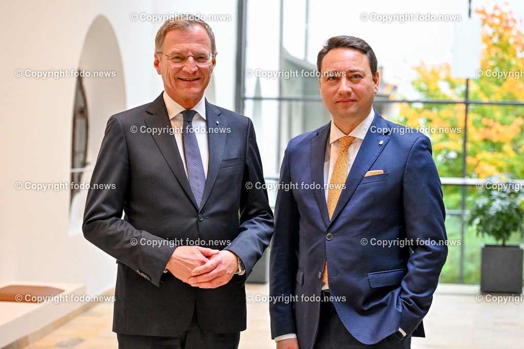 Pressekonferenz Land Ooe_ Praesentation Landeshaushalt 2024_ 07.11.2023-46 | 07.11.2023, Landhaus Linz, AUT, Pressekonferenz Land Ooe, Praesentation Landeshaushalt 2024 - Menschen entlasten. Wirtschaft foerdern, im Bild LH Thomas Stelzer (VP), LH-Stv. Manfred Haimbuchner (FP)
