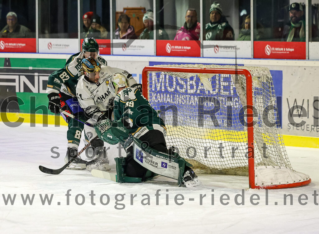 2025-11-25_077_TSV_Erding_gegen_EHF_Passau_Black_Hawks | Erding, Deutschland, 25.11.2025:Eishockey, Oberliga Süd 2025 / 2026, 20. Spieltag, TSV Erding gegen EHF Passau Black Hawks, Endergebnis: 2:3 n.V.Moritz Köttstorfer (Erding Gladiators, #82), Brendan Harrogate (EHF Passau Black Hawks, #61), Torwart Leon Meder (Erding Gladiators, #39)Foto: Christian Riedel / fotografie-riedel.net