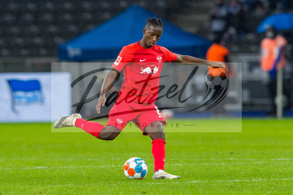 BSCRBL20220220_210 | Fussball, Herren: Amadou Haidara (RB Leipzig) in Aktion, am Ball, Einzelaktion bei dem Spiel der 1. Bundesliga zwischen Hertha BSC und RB Leipzig im Olypiastadion am 20.02.2022 in Berlin, Deutschland.DFB / DFL REGULATIONS PROHIBIT ANY USE OF PHOTOGRAPHS AS IMAGE SEQUENCES AND/OR QUASI-VIDEO. - Realisiert mit Pictrs.com