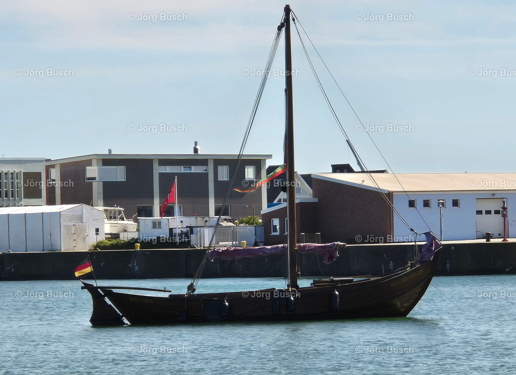 Ankernder Segler vor Südstrand Insel Helgoland | Dieser Shop bietet Fotos und Videos aus den Bereichen Fallschirmspringen, Landschaft und Luftbild - Realisiert mit Pictrs.com