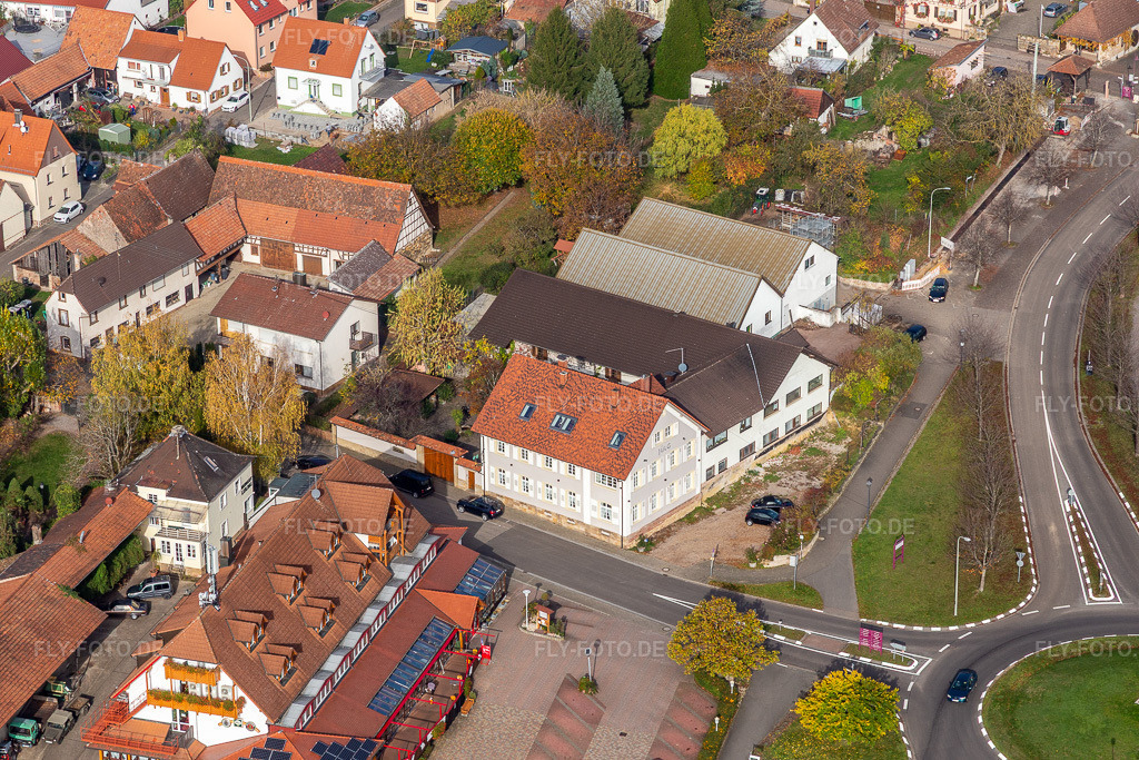 Luftbild: Weinstube Jülg im Ortsteil Schweigen in Schweigen-Rechtenbach im Bundesland Rheinland-Pfalz in Deutschland. Foto: IMG_123810.jpg vom 07.11.2020 durch Werner Riehm/FLY-FOTO.de