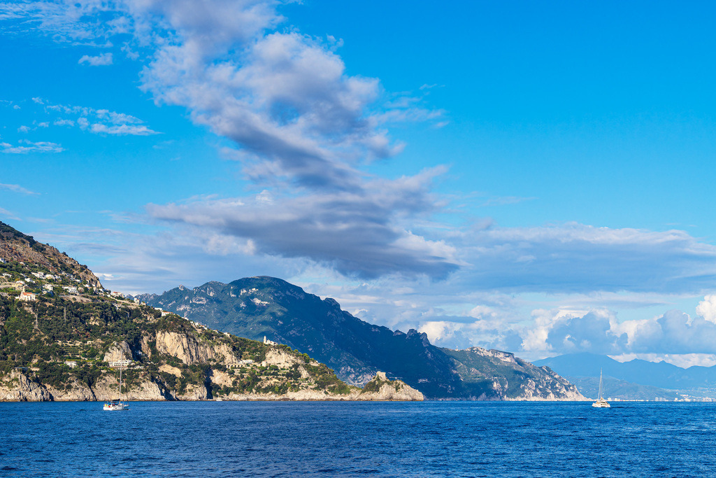 Mittelmeerküste bei Amalfi an der Amalfiküste in Italien | Mittelmeerküste bei Amalfi an der Amalfiküste in Italien.