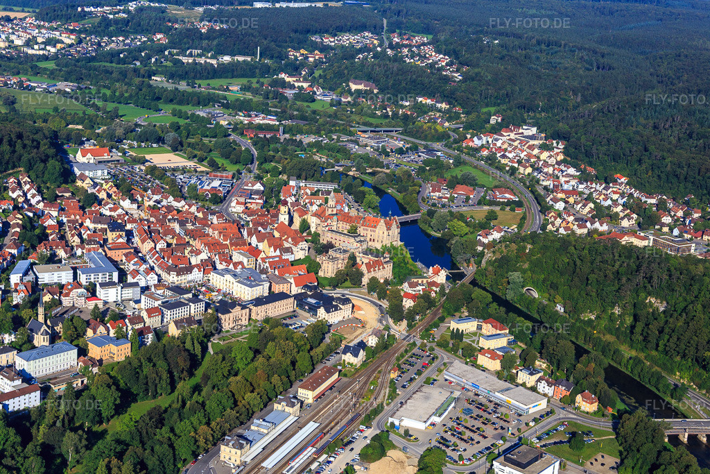 Luftbild: Bahnhof vor dem Hohenzollernschloss Sigmaringen in Sigmaringen im Bundesland Baden-Württemberg in Deutschland. Foto: IMG_094178.jpg vom 27.08.2016 durch Werner Riehm/FLY-FOTO.deHOHENZOLLERN-SCHLOSS.DE