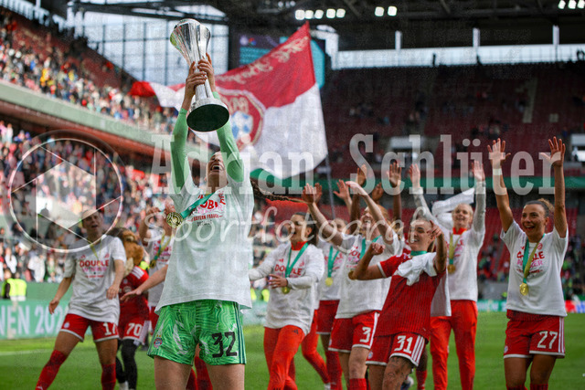 14.05.2026, GER, Fussball, Frauen, DFB-Pokal, Finale, Saison 2025/2026, VfL Wolfsburg - FC Bayern München | Ena Mahmutovic (Bayern) hebt den DFB Pokal in die höhe mit Medaille um den Hals