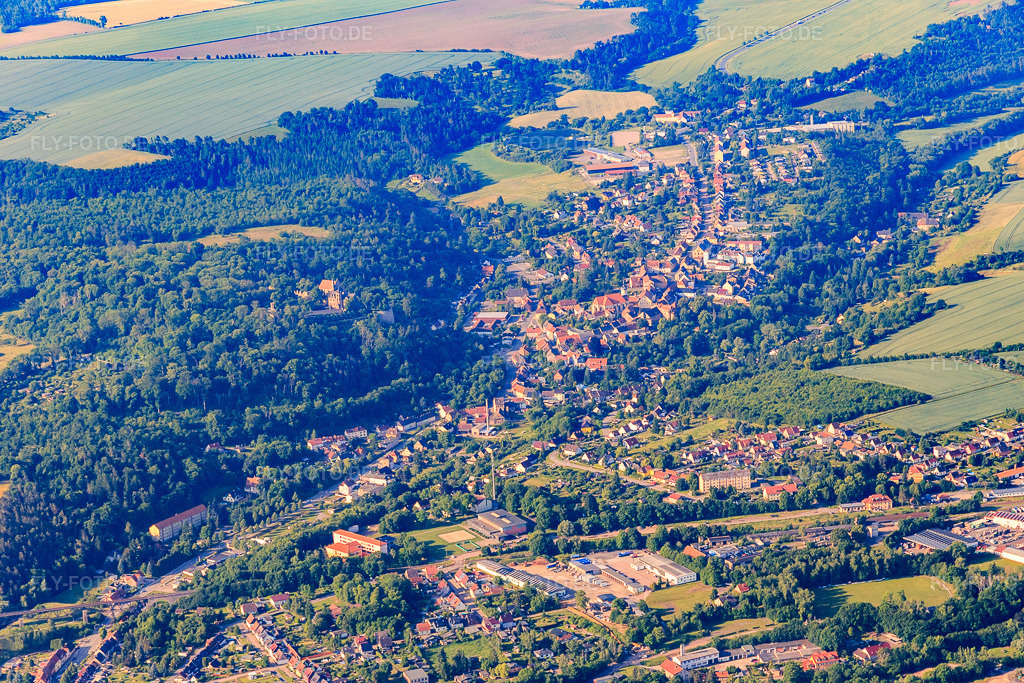 Luftbild: Ortsansicht aus Norden im Ortsteil Leimbach in Mansfeld im Bundesland Sachsen-Anhalt in Deutschland. Foto: IMG_148098.jpg vom 12.06.2025 durch Werner Riehm/FLY-FOTO.de