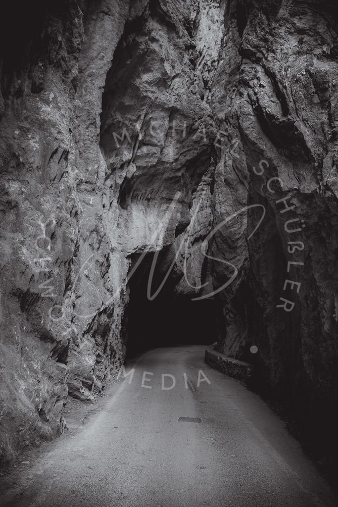 2022-07-28 Gardasee Brasa Schlucht - 002-2 | Licht am Ende des Tunnels? - hochkant - Realisiert mit Pictrs.com