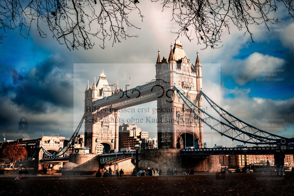 Tower Bridge im Licht und Schatten | Ein Spiel aus Licht, Schatten und Wolken über der ikonischen Tower Bridge in London.Die tiefstehende Sonne taucht das historische Bauwerk in warme Farben und verleiht der Szene eine dramatische Atmosphäre – ein Moment, der Geschichte, Architektur und Emotion vereint. - Realisiert mit Pictrs.com