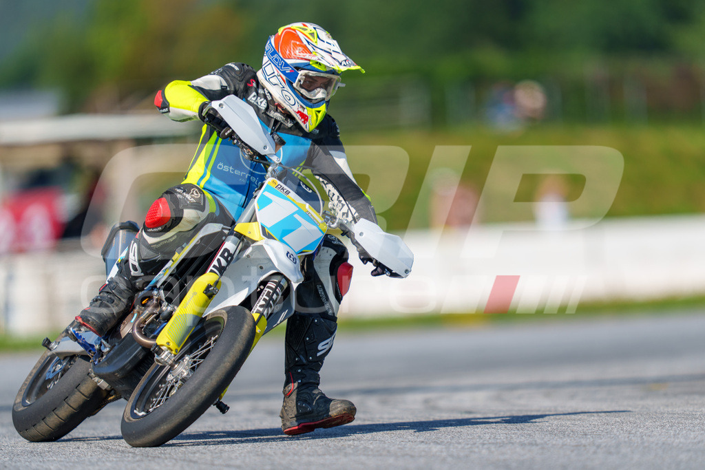 SuperMoto_Staatsmeisterschaft_Greinbach_185 | GRIPcapture steht für authentische Sportfotografie in Österreich – für Momente, die mehr sind als Geschwindigkeit oder Ergebnis. Es geht um Emotion, Spannung, Fokus und den Augenblick, der oft nur einen Wimpernschlag dauert.Ob Motorsport, Teamsport oder 