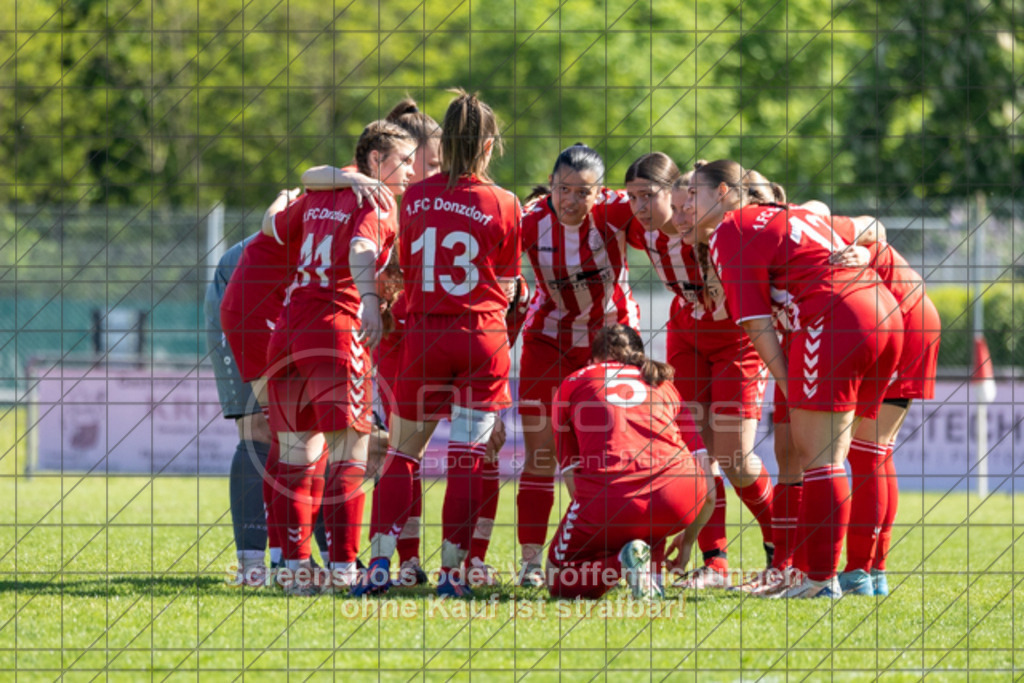 20250501_103017_0124 | #,1.FC Donzdorf II (rot) vs.1.Göppinger SV (weiß), Fussball, Frauen-Bezirkspokal Halbfinale Saison 2024/2025, Rasenplatz Lautertal Stadion, Süßener Straße 16, 73072 Donzdorf, 01.05.2025 - 10:30 Uhr,Foto: PhotoPeet-Sportfotografie/Peter Harich