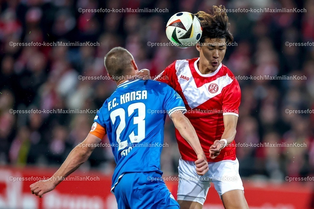 RWE06042501076 | 2025.04.06, Fußball, 3.Liga, Rot-Weiss Essen - FC Hansa Rostock, Stadion Hafenstraße, Saison 2024 2025: Franz Pfanne (FC Hansa Rostock #23) im Zweikampf gegen Kaito Mizuta (RWE #24) DFB regulations prohibit any use of photographs as image sequences and or quasi-video.
