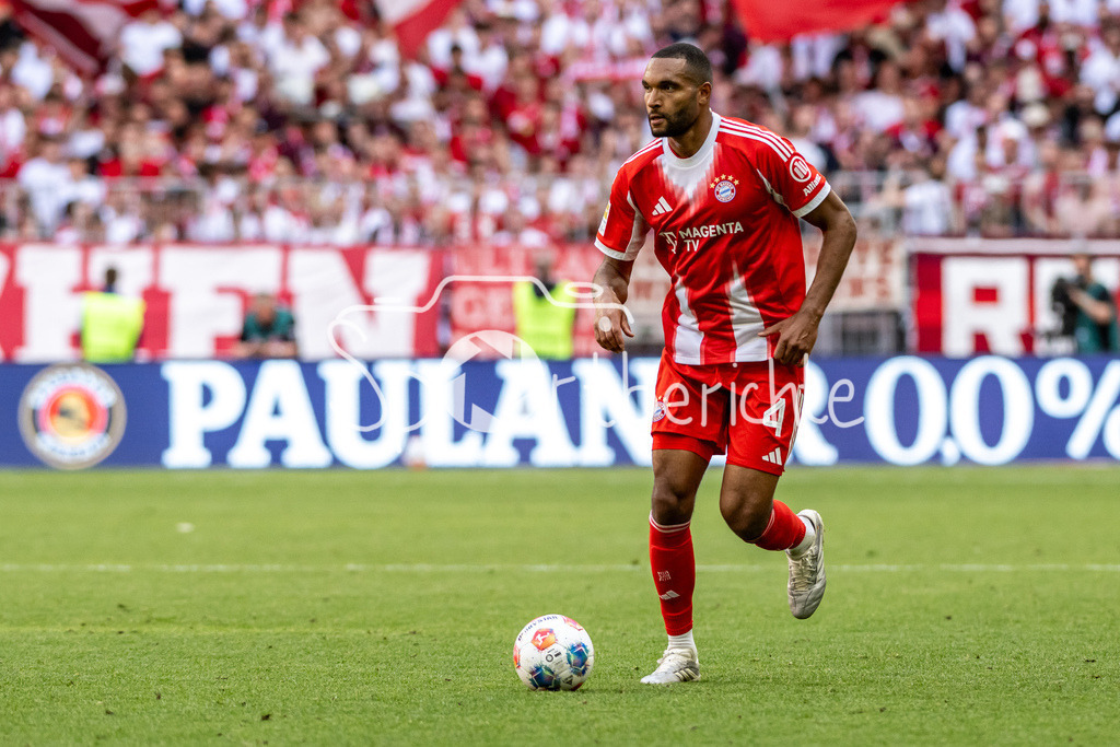 FC Bayern München - 1. FC Heidenheim | MUNICH, GERMANY - 02. MAI: am Ball Jonathan TAH (FC Bayern Munich 4) / Einzelfoto / Freisteller während dem Bundesligamatch zwischen dem FC Bayern München und dem 1. FC Heidenheim am 32. Spieltag in der Allianz Arena / DFL REGULATIONS PROHIBIT ANY USE OF PHOTOGRAPHS AS IMAGE SEQUENCES AND/OR QUASI-VIDEO