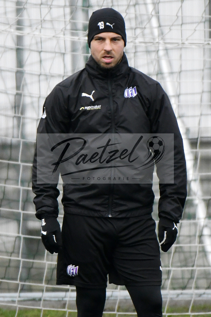 20200203_TRAOSN_0027 | Fußball, Herren: Kevin Wolze (VfL Osnabrueck) schaut waehrend der Trainingseinheit des VfL Osnabrueck im Sportpark Illoshoehe am 03.02.2020 in Osnabrueck, Deutschland. - Realisiert mit Pictrs.com
