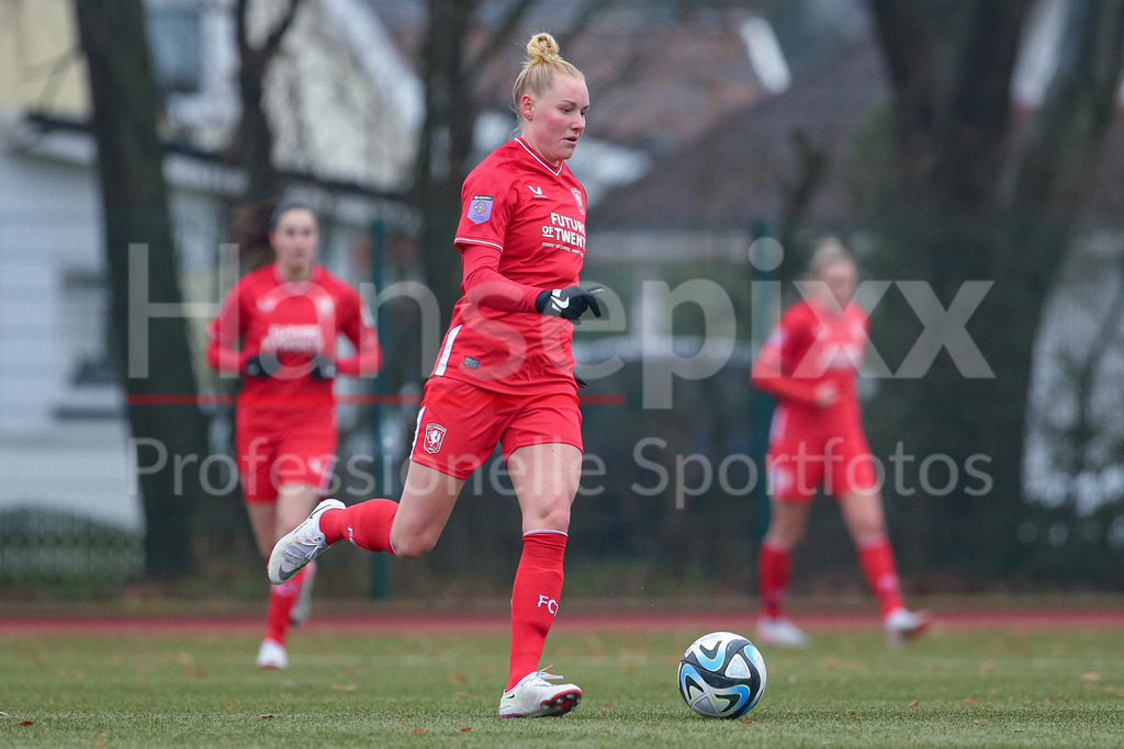 Fussball, Testspiel Frauen, SV Werder Bremen - FC Twente Enschede | v.li.: Danique Kerkdijk (FC Twente Vrouwen, 3) am Ball, Einzelbild, Ganzkörper, Aktion, Action, Spielszene