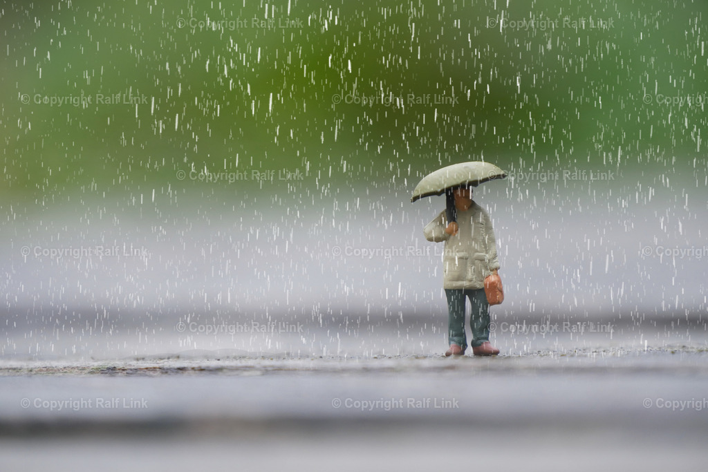 Im_Regen_stehend_01 | Stockfotos, Fotos mit Miniaturfiguren und kreativen Ideen. Dabei auch vieles aus der Metropolregion Rhein-Neckar. 