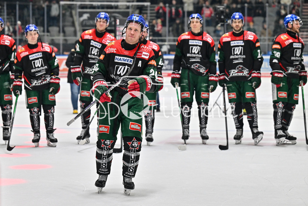 Augsburger Panther - Nürnberg Ice Tigers | die Spieler der Panther feiern zusammen mit ihren Fans den Heimsieg gegen Nuernberg / DEL: Augsburger Panther - Nuernberg Ice Tigers, Curt Frenzel Stadion am 03.01.2025 / T. J. TREVELYAN (Augsburger Panther #24)