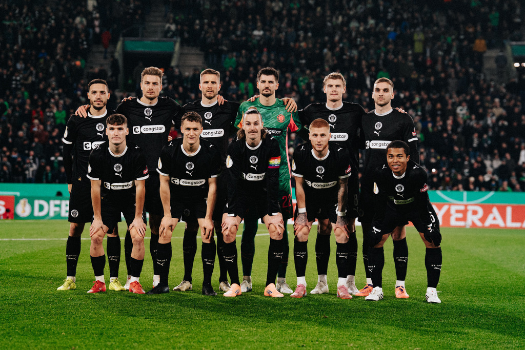 FCS04108 | Der offizielle Shop für FC St. Pauli Fotos. Wähle aus Spielszenen & Fanmomenten dein FCSP Wunschformat. Wir liefern Millerntor-Atmosphäre.