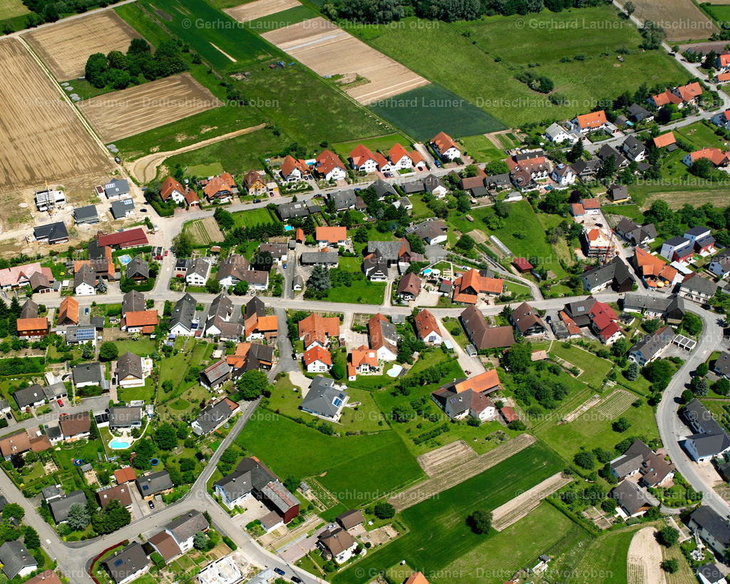 2626276 | KITTERSBURG 09.06.2006 Landwirtschaftliche Nutzflächen und Feldgrenzen  umsäumen das Siedlungsgebiet des Dorfes in Kittersburg im Bundesland Baden-Württemberg, Deutschland // Agricultural land and field boundaries surround the settlement area of the village  in Kittersburg in the state Baden-Wuerttemberg, Germany Foto: Gerhard Launer