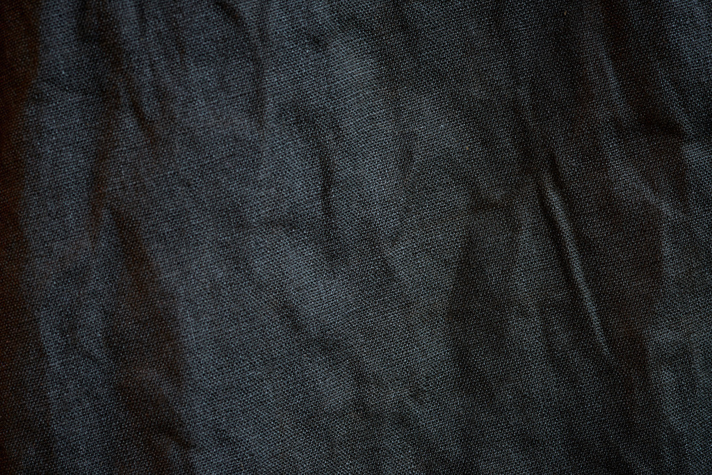 Gefärbter schwarzer Leinenstoff | Riefensberg, Austria - September 14, 2017: Juppenwerkstatt Riefensberg; Gefärbter schwarzer Leinenstoff für die Weiterverarbeitung des Juppenrocks. - Realisiert mit Pictrs.com