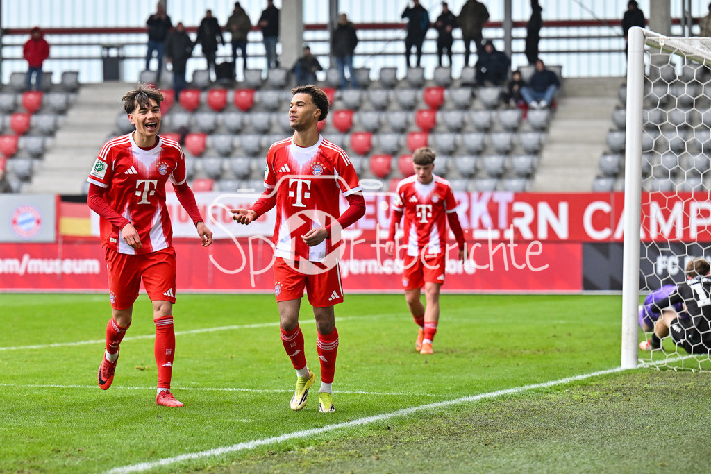 FC Bayern München - Hannover 96 | MUNICH, GERMANY - 15. FEBRUARY: Jubel der Hausherren nach dem Treffer zum 5-1 durch Sadiki CHEMWOR (FC Bayern München U19 17) / Tor / Torschuetze / Freude / Happy während dem Spiel zwischen der U19 des FC Bayern München und der U19 von Hannover 96 am 2. Spieltag der Hauptrunde der U19-DFB-Nachwuchsliga am FC Bayern Campus