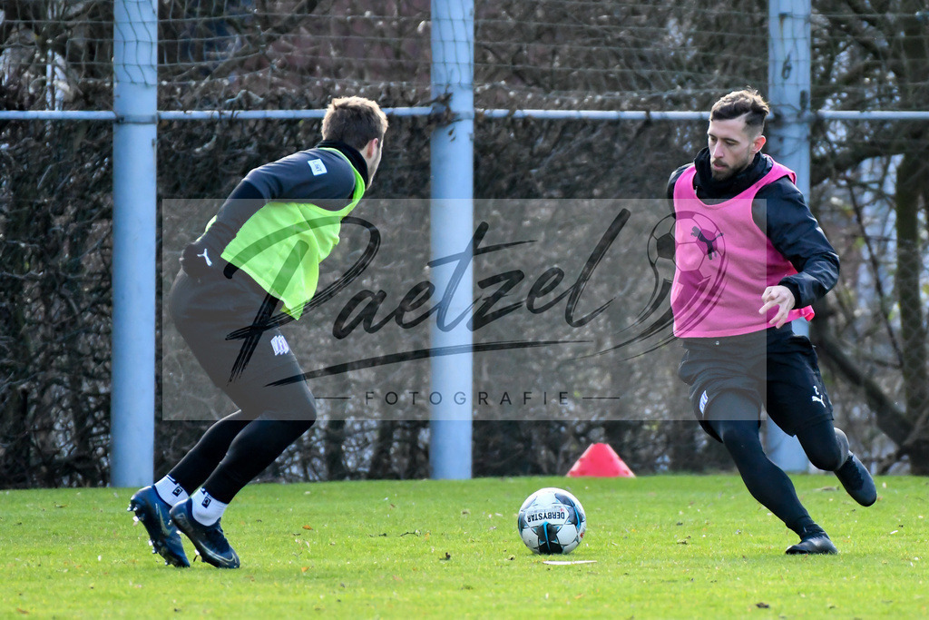 20200215_TRAOSN_0023 | Fussball, Herren: Benjamin Girth (VfL Osnabrueck) und Manuel Farrona Pulido (VfL Osnabrueck) im Zweikampf waehrend der Trainingseinheit des VfL Osnabrueck im Sportpark Illoshoehe am 15.02.2020 in Osnabrueck, Deutschland. - Realisiert mit Pictrs.com