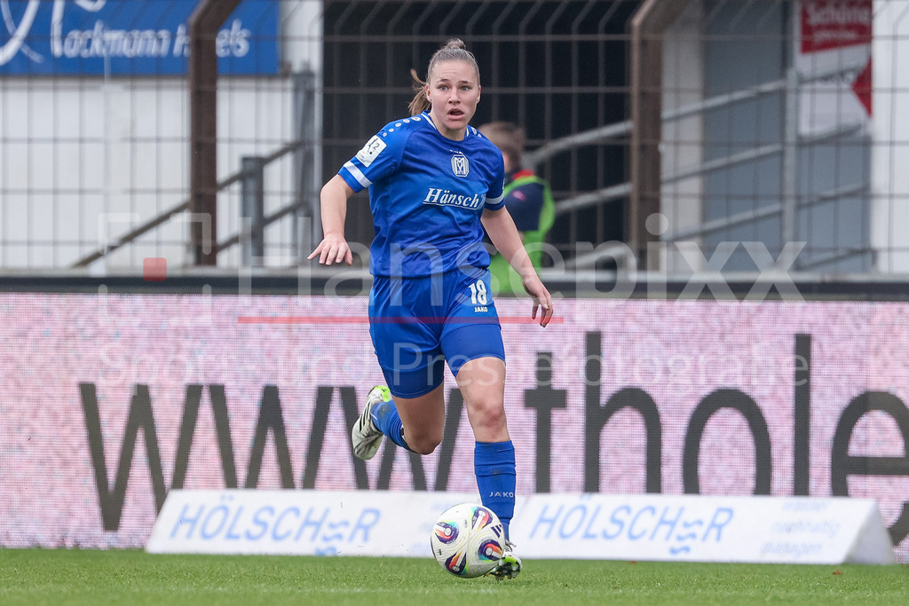 Fussball, 2. Frauen-Bundesliga, SV Meppen - VfB Stuttgart | Lana Hubbeling (SV Meppen, 18) am Ball, Freisteller, Einzelbild, Ganzkörper, Aktion, Action, Spielszene, DIE DFB-RICHTLINIEN UNTERSAGEN JEGLICHE NUTZUNG VON FOTOS ALS SEQUENZBILDER UND/ODER VIDEOÄHNLICHE FOTOSTRECKEN. DFB REGULATIONS PROHIBIT ANY USE OF PHOTOGRAPHS AS IMAGE SEQUENCES AND/OR QUASI-VIDEO.