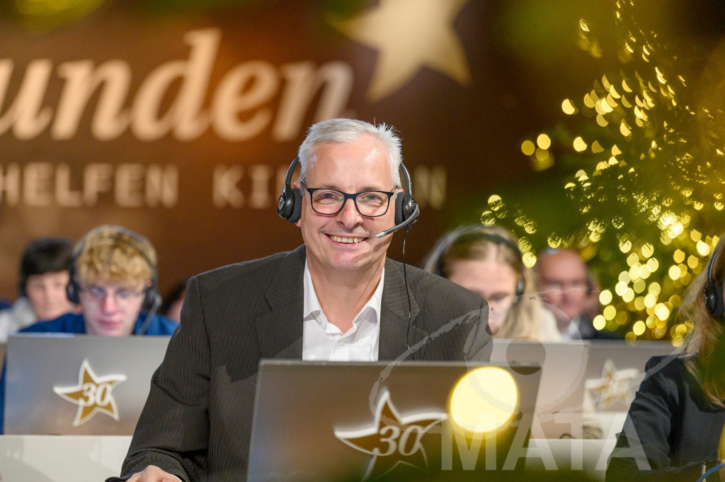 _DWI5929 | Telefonspende Empfänger bei '30 Jahre Sternstunden-Gala 2023' in der Frankenhalle. Nürnberg, 15.12.2023 - Realisiert mit Pictrs.com