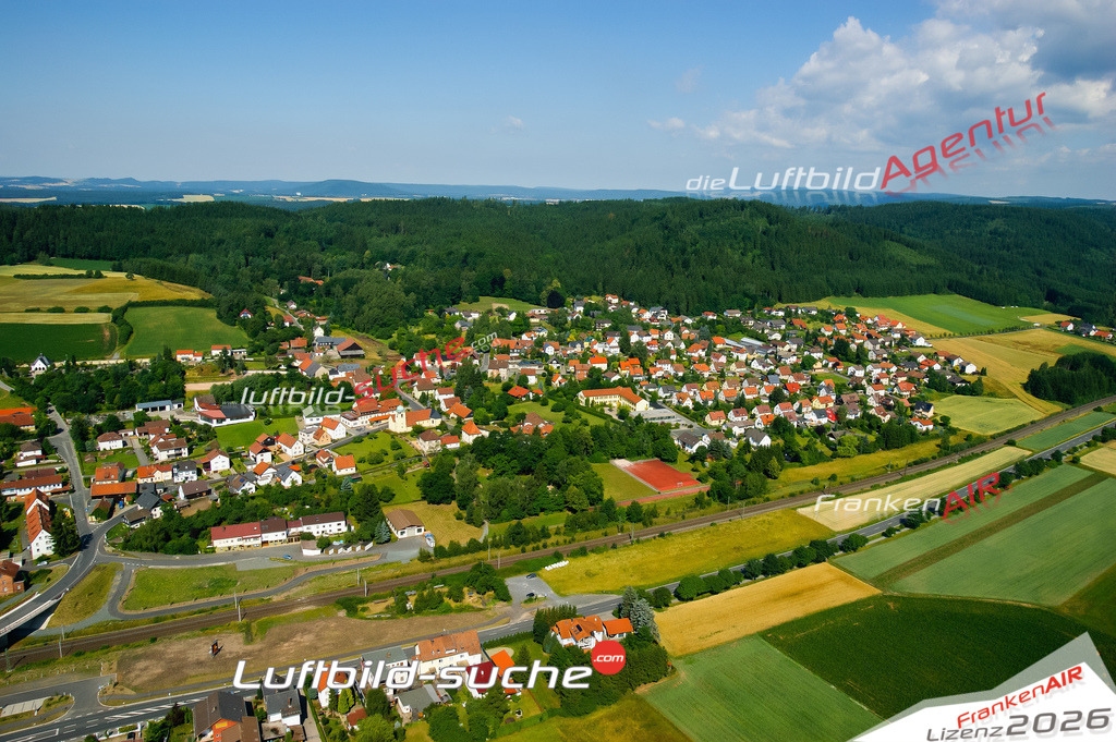 Die Luftaufnahme der Stadt Stockheim wurde vom UL-Flugzeug heraus erstellt ( keine Drohne )- hohe Auflösung für beste Qualität