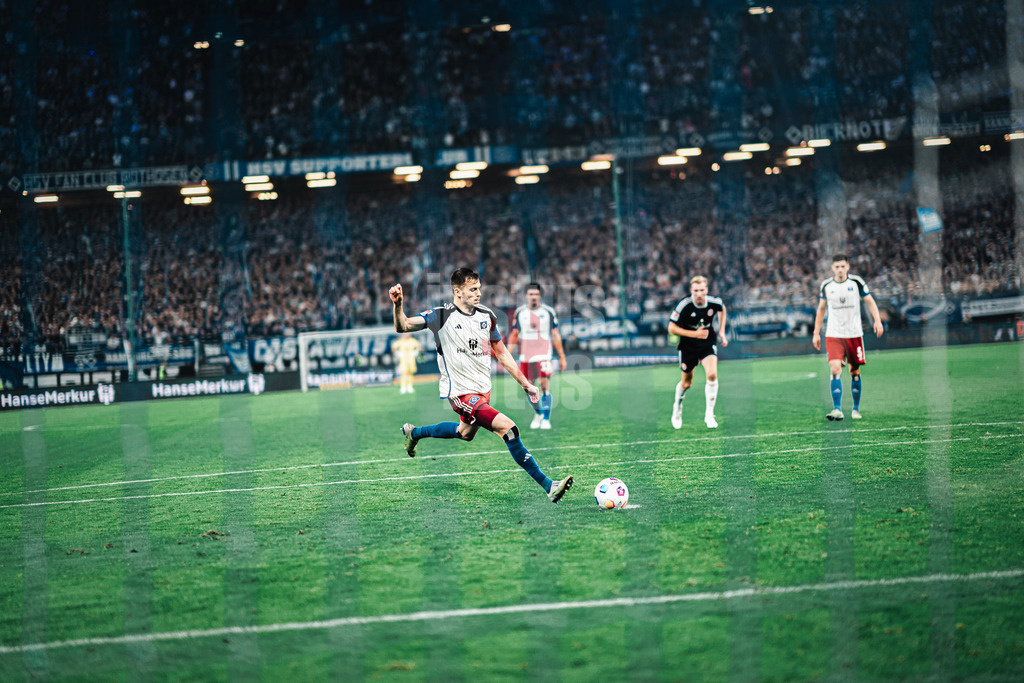 Fußball | Männer | Saison 2023/2024 | 2. Fußball-Bundesliga | Hamburger SV vs. Fortuna Düsseldorf | 29.09.2023 | Laszlo Benes (#8, HSV) läuft zum Elfmeter an