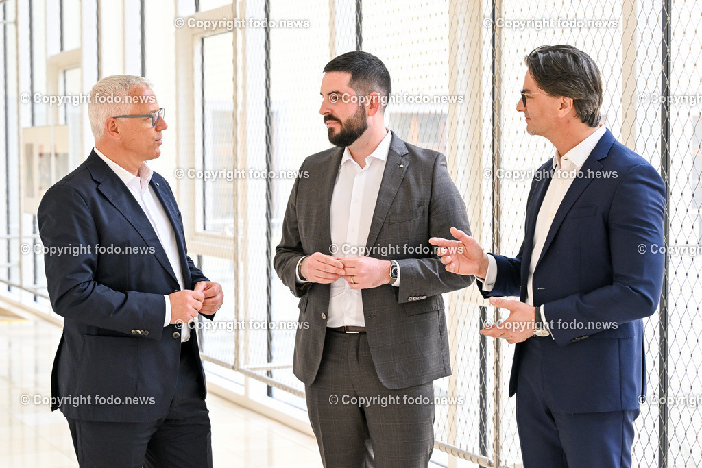 Pressekonferenz Hoedlmayr International GmbH_ 17.04.2024-6 | 17.04.2024, Presseclub Linz, AUT, Pressekonferenz Hoedlmayr International AG, Wirkungsvolle Strategien, verlässlicher Partner - Hoedlmayr baut Marktstellung weiter aus, im Bild Andreas Sundl (COO Hoedlmayr International GmbH), Johannes Alexander Hoedlmayr (designierter Geschaeftsfuehrer Hoedlmayr International GmbH), Robert Horvath (CFO Hoedlmayr International GmbH)