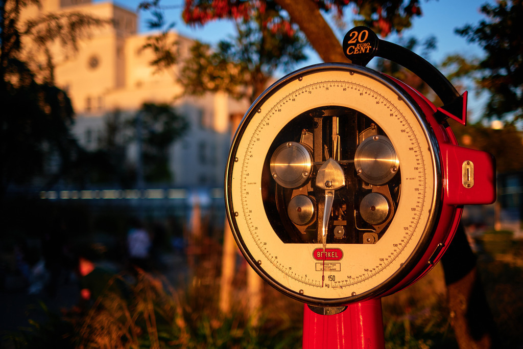 Berkel Körperwaage im Abendlicht, im Hintergrund das Amalienbad | Wien, Austria - September 08, 2021: Berkel Körperwaage im Abendlicht, im Hintergrund das Amalienbad. - Realisiert mit Pictrs.com