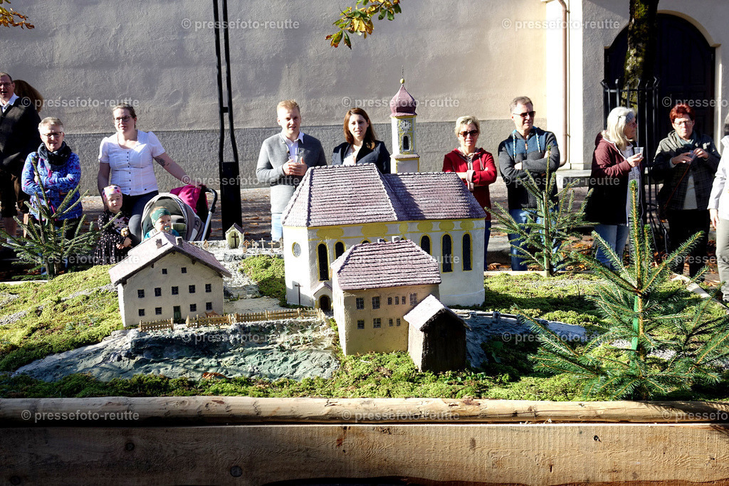 news-2022-Okt16-LJ_Erntedank_-PINSWANG-DSD04773 | Info aus dem Bezirk Reutte/Ausserfern Tirol sowie eine umfangreiche Bilddatenbank über die gesamte Region: Lechtal, Talkessel Reutte, Tannheimertal, Zwischentoren. Lech, Plansee, Zugspitze, Grenztunnel, B179, Fernpassstraße, Verkehr, Lawinen, Tradition, - Realisiert mit Pictrs.com