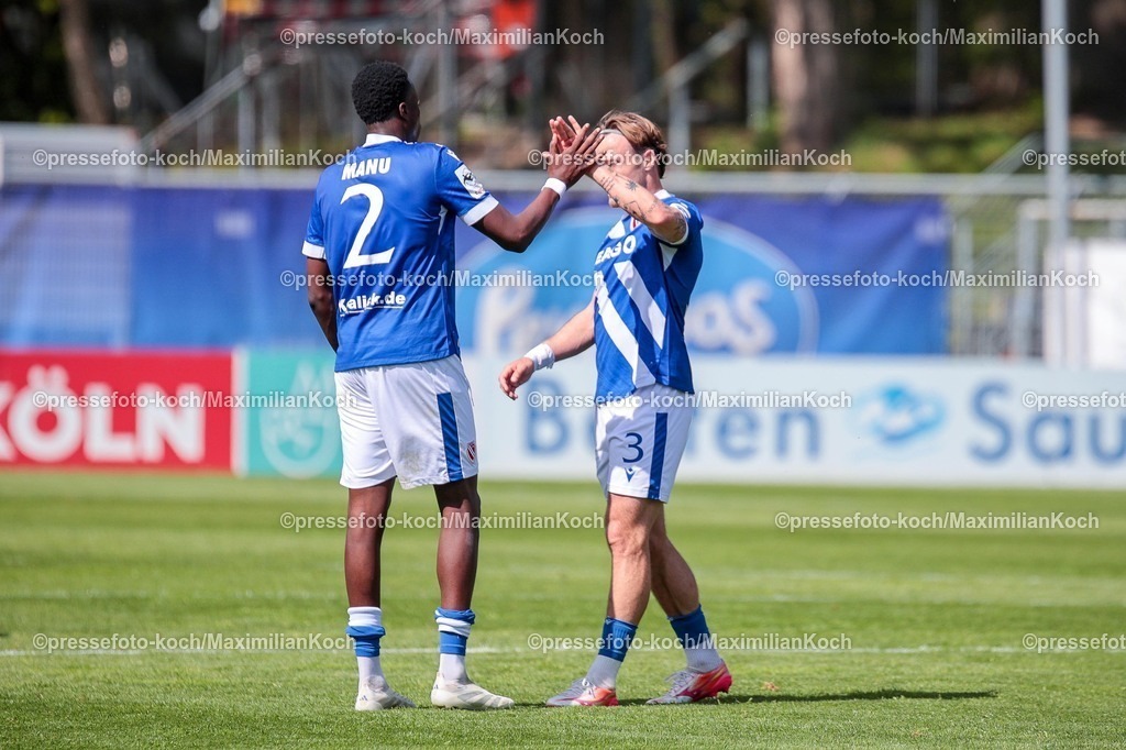 xsefx26042601055 | 26.04.2026, xsefx, Fußball, 3.Liga, FC Viktoria Köln - Energie Cottbus, 35. Spieltag, Sportpark Höhenberg, Saison 2025 2026: FC Energie Cottbus feiert mit seinen Fans nach 2:0 Sieg bei Viktoria Köln King Manu (FC Energie Cottbus, 2)  neben Mladen Cvjetinovic (Cottbus, 22) DFB regulations prohibit any use of photographs as image sequences and or quasi-video. Photo: xSabinexEffgenxPressefotoKochx