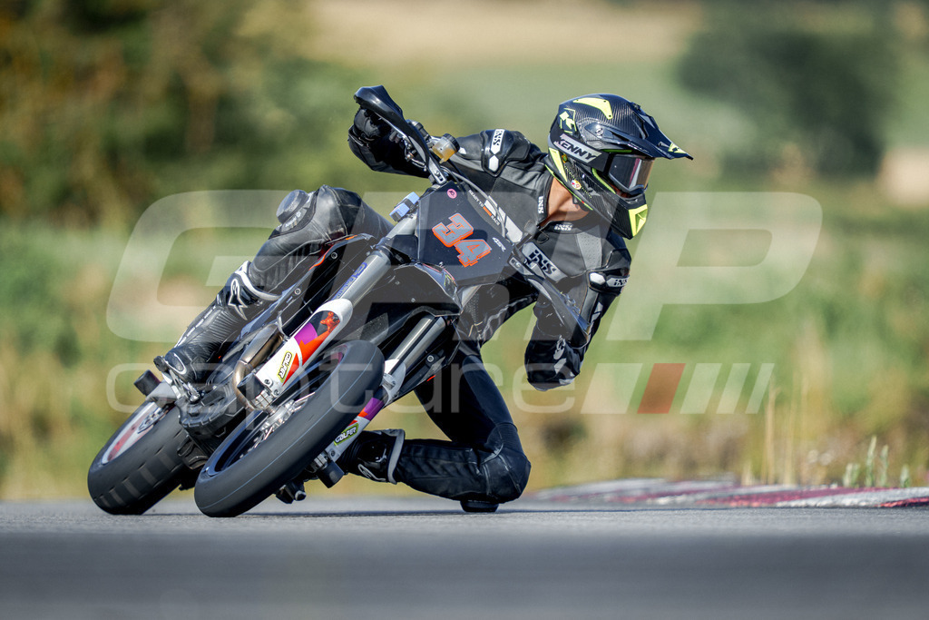 SuperMoto_Staatsmeisterschaft_Fuglau-378 | GRIPcapture steht für authentische Sportfotografie in Österreich – für Momente, die mehr sind als Geschwindigkeit oder Ergebnis. Es geht um Emotion, Spannung, Fokus und den Augenblick, der oft nur einen Wimpernschlag dauert.Ob Motorsport, Teamsport oder 